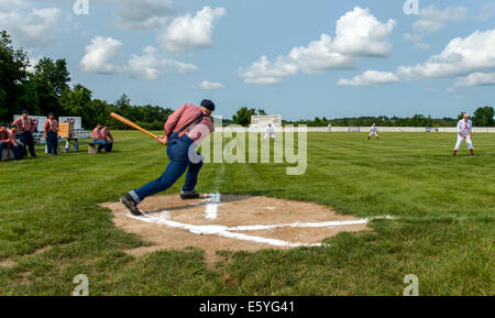 Mumford, New York, USA. 8. August 2014. Spring Creek nimmt spielte ihrerseits an bat gegen den Woodstock-Actives während der 12. jährlichen nationalen Silver Ball Vintage Base Ball Turnier im Genesee Country Village and Museum. Elf Teams aus dem Nordosten und mittleren Westen sammelten für diese dreitägige Round-Robin-Turnier gespielt von 1866 Regeln, einschließlich '' keine Handschuhe oder sonstige Schutzausrüstung '' gestattet. © Brian Cahn/ZUMA Draht/Alamy Live-Nachrichten Stockfoto