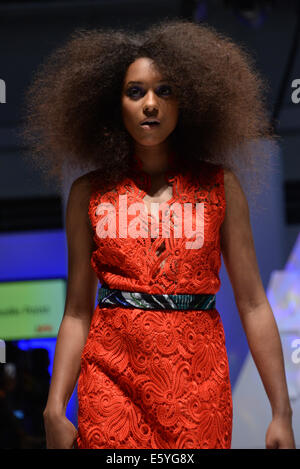 London, UK. 8. August 2014. Modell trägt Nadelspitze neueste Kollektion präsentiert auf der AFWL 2014 in London Olympia in London Credit: © siehe Li/Alamy Live News Stockfoto