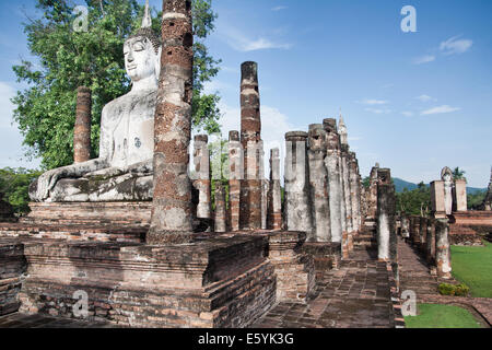 Buddha Statuen säumen die Straßen des historischen Park in Sukhothai, Thailand. scenic Sukhothai Historical Park mit alten buddhistischen Reliquien Stockfoto