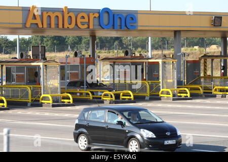 Rusocin, Polen. 9. August 2014. Als Reaktion auf schwere Autobahnverkehr an Sommerwochenenden, hat die polnische Regierung beschlossen, vorübergehend die Maut auf der A1 Autobahn Conecting Mitte Polens mit der Ostsee-Küste heben. Autobahn A1 werden kostenlos in alle verbleibenden August Wekends. Passage wird von 16:00 freitags bis Mitternacht am Sonntag unentgeltlich sein. Im Bild: Die Autobahn A1 in Rusocin bei Danzig. Bildnachweis: Michal Fludra/Alamy Live-Nachrichten Stockfoto