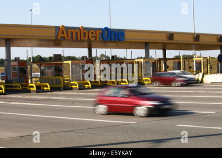 Rusocin, Polen. 9. August 2014. Als Reaktion auf schwere Autobahnverkehr an Sommerwochenenden, hat die polnische Regierung beschlossen, vorübergehend die Maut auf der A1 Autobahn Conecting Mitte Polens mit der Ostsee-Küste heben. Autobahn A1 werden kostenlos in alle verbleibenden August Wekends. Passage wird von 16:00 freitags bis Mitternacht am Sonntag unentgeltlich sein. Im Bild: Die Autobahn A1 in Rusocin bei Danzig. Bildnachweis: Michal Fludra/Alamy Live-Nachrichten Stockfoto