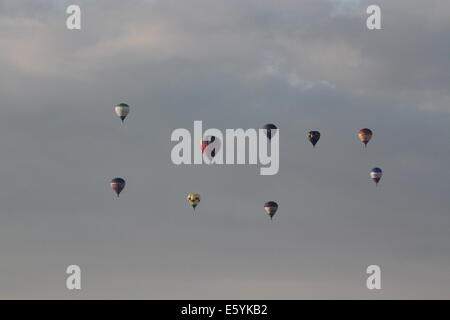 Bristol, UK. 9. August 2014. Heißluft Ballons im Flug an der Bristol Balloon Fiesta in Bristol, UK am Samstag, 9. August 2014 Credit: Samuel Taylor/Alamy Live News Stockfoto