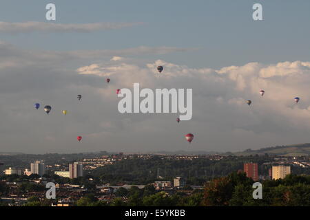 Bristol, UK. 9. August 2014.  Heißluft Ballons im Flug über den Easton-Distrikt an der Bristol Balloon Fiesta in Bristol, UK am Samstag, 9. August 2014 Credit: Samuel Taylor/Alamy Live News Stockfoto