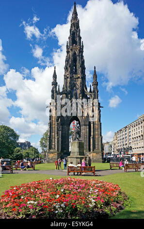 East Princes Street Gardens in der Nähe von Waverley Bridge mit formalen Blumenbeet und dem berühmten Sir Walter Scott Monument hinter. Stockfoto