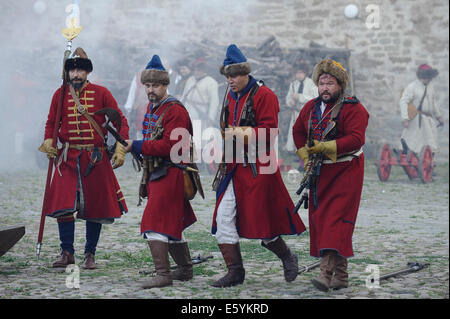 Narva, Estland. 8. August 2014. Darsteller aus Estland, Schweden, Finnland, Russland und der Ukraine teilnehmen an die Nachstellung der Schlacht von Narva in Narva, Estland, 8. August 2014. Die Schlacht von Narva fand im Jahre 1704 zwischen Armeen von Charles XII von Schweden und Peter der große von Russland. © Sergei Stepanov/Xinhua/Alamy Live-Nachrichten Stockfoto