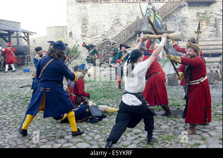 Narva, Estland. 8. August 2014. Darsteller aus Estland, Schweden, Finnland, Russland und der Ukraine teilnehmen an die Nachstellung der Schlacht von Narva in Narva, Estland, 8. August 2014. Die Schlacht von Narva fand im Jahre 1704 zwischen Armeen von Charles XII von Schweden und Peter der große von Russland. © Sergei Stepanov/Xinhua/Alamy Live-Nachrichten Stockfoto