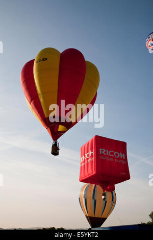 Bristol, UK. 8. August 2014. Bunte Luftballons abheben während Bristol International Balloon Fiesta Credit: Keith Larby/Alamy Live News Stockfoto