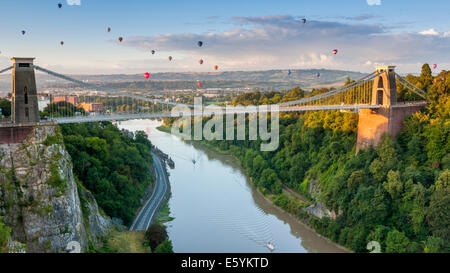 Bristol, UK. 9. August 2014.  Heißluftballons über Clifton Suspension Bridge Bestandteil der Bristol International Ballon Festival 2014. Bildnachweis: Sebastian Wasek/Alamy Live-Nachrichten Stockfoto