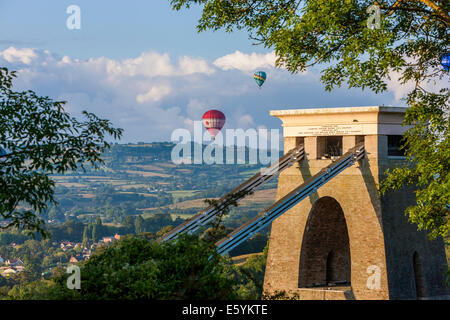 Bristol, UK. 9. August 2014.  Heißluftballons über Clifton Suspension Bridge Bestandteil der Bristol International Ballon Festival 2014. Bildnachweis: Sebastian Wasek/Alamy Live-Nachrichten Stockfoto