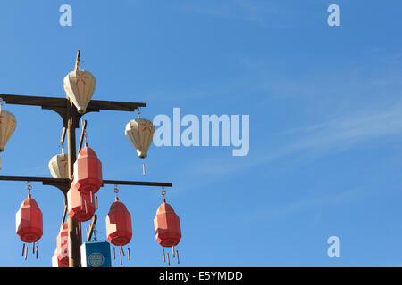 Lampe auf einem Mast mit blauem Himmel. Stockfoto