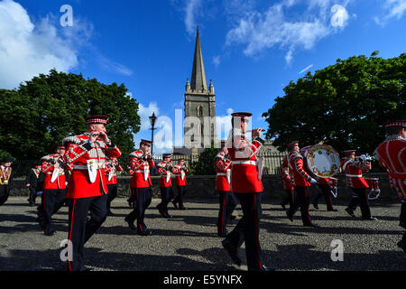 Derry, Londonderry, Nordirland. 9. August 2014.  Die übergeordnete Vereine Lehrling jungen von Derry Derrys Wände vor die Hauptparade St ColumbÕs Cathedral weitergeben. Eine geschätzte 10.000 Apprentice Boys, Bands und Zuschauer waren anwesend bei den 325. Jahrestag des Gedenkens Relief of Derry. Bildnachweis: George Sweeney / Alamy Live News Stockfoto