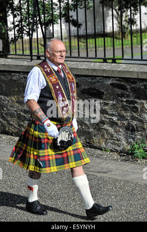 Derry, Londonderry, Nordirland. 9. August 2014.  Die übergeordnete Vereine von der Lehrling jungen von Derry marschieren auf Derrys Wände vor die Hauptparade. Eine geschätzte 10.000 Apprentice Boys, Bands und Zuschauer waren anwesend bei den 325. Jahrestag des Gedenkens Relief of Derry. Bildnachweis: George Sweeney / Alamy Live News Stockfoto