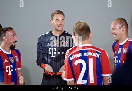 Franck Ribery (L-R), Manuel Neuer, Bastian Schweinsteiger und Arjen Robben des Fußball-Bundesligisten FC Bayern München sprechen während der offiziellen Fototermin für die Saison 2014/15 in München, Deutschland, 8. August 2014. Foto: ANGELIKA WARMUTH/DPA Stockfoto