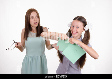 Spaß, reißen das Notebook vor einem wütenden Lehrer Schülerin Stockfoto