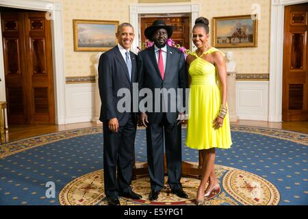 US-Präsident Barack Obama und First Lady Michelle Obama mit Salva Kiir Gesellschaft, Präsident der Republik Südsudan, im Blue Room des weißen Hauses vor dem U.S.-Afrika Leaders Summit Abendessen 5. August 2014 in Washington, DC zu posieren. Stockfoto