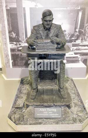 Lebensgroße Statue von Alan Turing sitzen an eine Enigma-Chiffriermaschine von Stephen Kettle (2007) in Bletchley Park Stockfoto