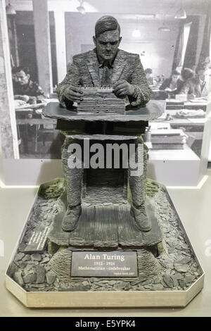 Lebensgroße Statue von Alan Turing sitzen an eine Enigma-Chiffriermaschine von Stephen Kettle (2007) in Bletchley Park Stockfoto