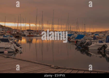 Romantischer Sonnenuntergang in den Hafen von Skärhamn, Insel Tjörn, Bohuslän, Västra Götalands Iän, Schweden. Stockfoto