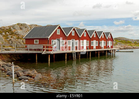 Typisch skandinavischen Architektur: rote Holzhäuser auf Tjörn, Bohuslän, Hällene, Västra Götalands Iän, Schweden. Stockfoto