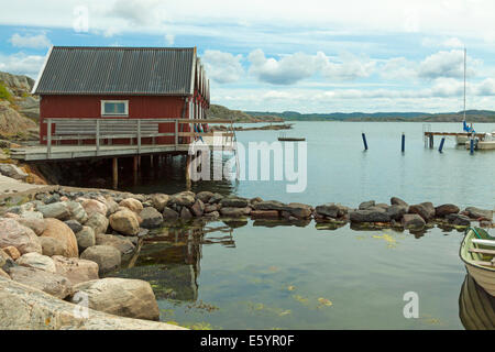 Typisch skandinavischen Architektur: rote Holzhäuser auf Tjörn, Bohuslän, Hällene, Västra Götalands Iän, Schweden. Stockfoto