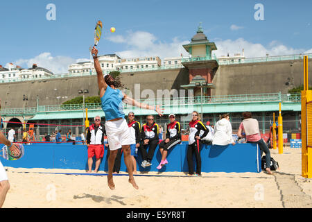 Brighton & Hove, East Sussex, Großbritannien. European Beach Tennis Championships 2014 Brighton, Yellow Wave, Madeira Drive, Brighton, Sussex, UK. In diesem Bild ist ein Halbfinale der Männer im Doppelspiel zwischen italienischen und französischen Teams zu sehen. August 2014. David Smith/Alamy Live News Stockfoto