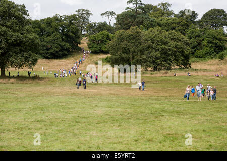 Bristol, UK. 9. August 2014. Die Bristol Balloon Fiesta setzt auf einen Tag der Familienunterhaltung. Familien Fuß bergab, die Fiesta beizutreten. Bildnachweis: Shane Mallia/Alamy Live-Nachrichten Stockfoto