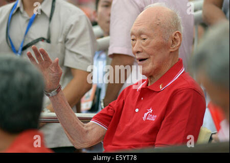 Singapur. 9. August 2014. Ehemaliger Premierminister Singapurs Lee Kwan Yew besucht die National Day Parade in Singapur am 9. August 2014. Am Samstag feiert Singapur zum 49. Jahrestag der Unabhängigkeit. Bildnachweis: Dann Chih Wey/Xinhua/Alamy Live News Stockfoto