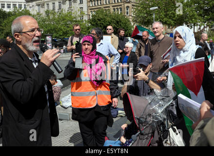 Manchester, UK. 9. August 2014. Ein Verfechter der palästinensischen Sache befasst sich mit eine Kundgebung in Piccadilly Gardens. Unterstützung der palästinensischen Rallye-Manchester, UK-Credit: John Fryer/Alamy Live-Nachrichten Stockfoto