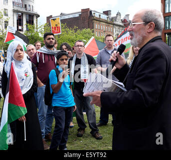 Manchester, UK. 9. August 2014. Ein Verfechter der palästinensischen Sache befasst sich mit eine Kundgebung in Piccadilly Gardens. Unterstützung der palästinensischen Rallye-Manchester, UK-Credit: John Fryer/Alamy Live-Nachrichten Stockfoto