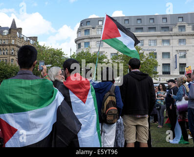 Manchester, UK. 9. August 2014. Die palästinensische Flagge ist prominent auf einer Kundgebung in Piccadilly Gardens. Unterstützung der palästinensischen Rallye-Manchester, UK-Credit: John Fryer/Alamy Live-Nachrichten Stockfoto