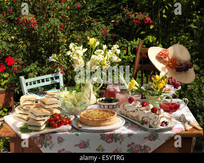 Mittagessen im Garten verteilt Stockfoto