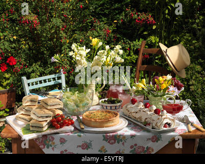 Mittagessen im Garten verteilt Stockfoto