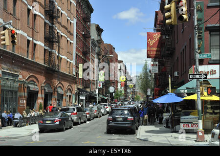 Mulberry Street, Little Italy, Manhattan, New York, an der Kreuzung mit der Grand Street. Stockfoto