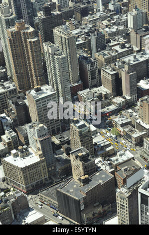 Dächer und gelben Taxis dominieren die Luftaufnahme des Manhattan Straßen vom Empire State Building aus gesehen. Manhattan, New York Stockfoto