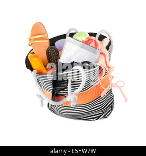 Strandtasche mit Zubehör, isoliert auf weiss Stockfoto