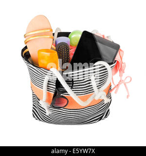 Strandtasche mit Zubehör, isoliert auf weiss Stockfoto