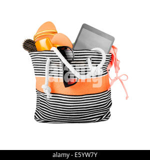 Strandtasche mit Zubehör, isoliert auf weiss Stockfoto