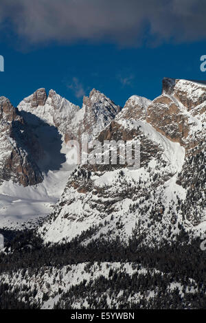 Fermeda Munte Jela Mont De Stevia mit der Geisler Geislerspitzen Hintergrund über Selva Val Gardena Winter Dolomiten winter Stockfoto