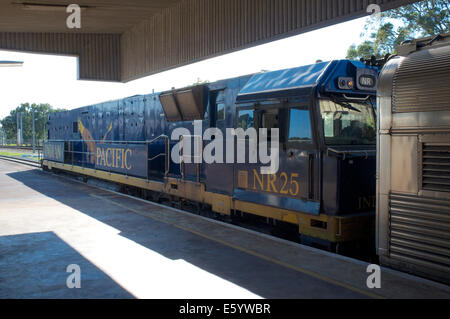 Der Indian Pacific Zug am Ostbahnhof Perth im August 2014 Stockfoto