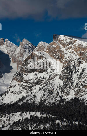 Fermeda Munte Jela Mont De Stevia mit der Geisler Geislerspitzen Hintergrund über Selva Val Gardena Winter Dolomiten winter Stockfoto