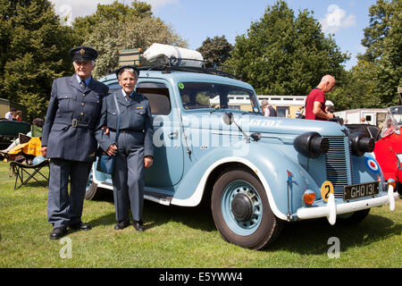 Retford, Nottinghamshire, UK. 9. August 2014. Teilnehmer des ersten Wochenendes Retford Krieg in Weltkrieg zwei RAF Uniformen gekleidet und neben ihren Oldtimer Austin RAF Automuseum abgebildet. Es gibt eine Reihe von vierziger Jahre Themenveranstaltungen statt in der Stadt am Wochenende vom 9. – 10. August. Bildnachweis: Mark Richardson/Alamy Live-Nachrichten Stockfoto