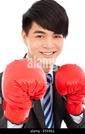 lächelnde junge Geschäftsmann mit Boxhandschuhen Stockfoto