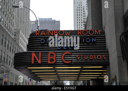 Neon Schilder für die Aussichtsplattform, The Rainbow Room Restaurant und NBC Studios. Das Rockefeller Center, Manhattan, New York Stockfoto