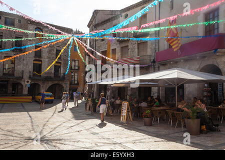 Die katalanische Flagge fliegt über die Stadt Platz von Besalú, Spanien Stockfoto