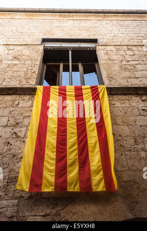 Die katalanische Flagge fliegt über die Stadt Platz von Besalú, Spanien Stockfoto