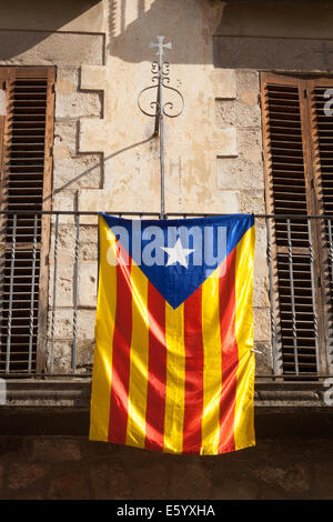 Die katalanische Flagge fliegt über die Stadt Platz von Besalú, Spanien Stockfoto