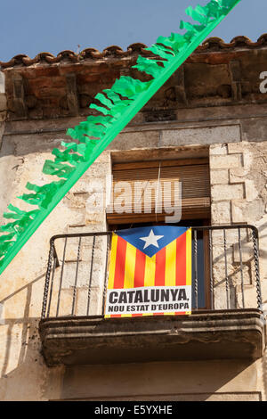 Die katalanische Flagge fliegt über die Stadt Platz von Besalú, Spanien Stockfoto