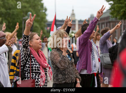 Helsinki, Finnland, 9. August 2014. Demonstranten versammelten kostenlos Gaza Demonstration vor dem Parlamentsgebäude in Helsinki aus wo sie bringen eine Prozession endet vor der Botschaft in Israel. Bildnachweis: Aija Lehtonen/Alamy Live-Nachrichten Stockfoto