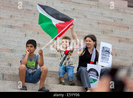 Helsinki, Finnland, 9. August 2014. Demonstranten versammelten kostenlos Gaza Demonstration vor dem Parlamentsgebäude in Helsinki aus wo sie bringen eine Prozession endet vor der Botschaft in Israel. Bildnachweis: Aija Lehtonen/Alamy Live-Nachrichten Stockfoto