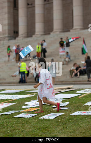 Helsinki, Finnland, 9. August 2014. Demonstranten versammelten kostenlos Gaza Demonstration vor dem Parlamentsgebäude in Helsinki aus wo sie bringen eine Prozession endet vor der Botschaft in Israel. Bildnachweis: Aija Lehtonen/Alamy Live-Nachrichten Stockfoto